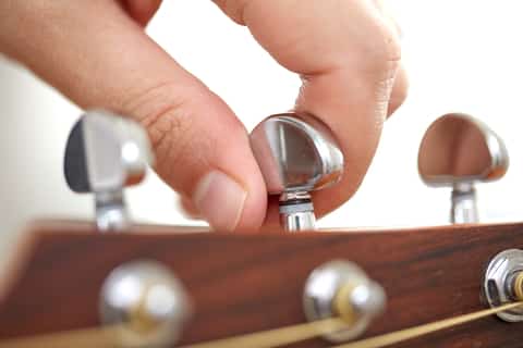 Tuning guitar strings